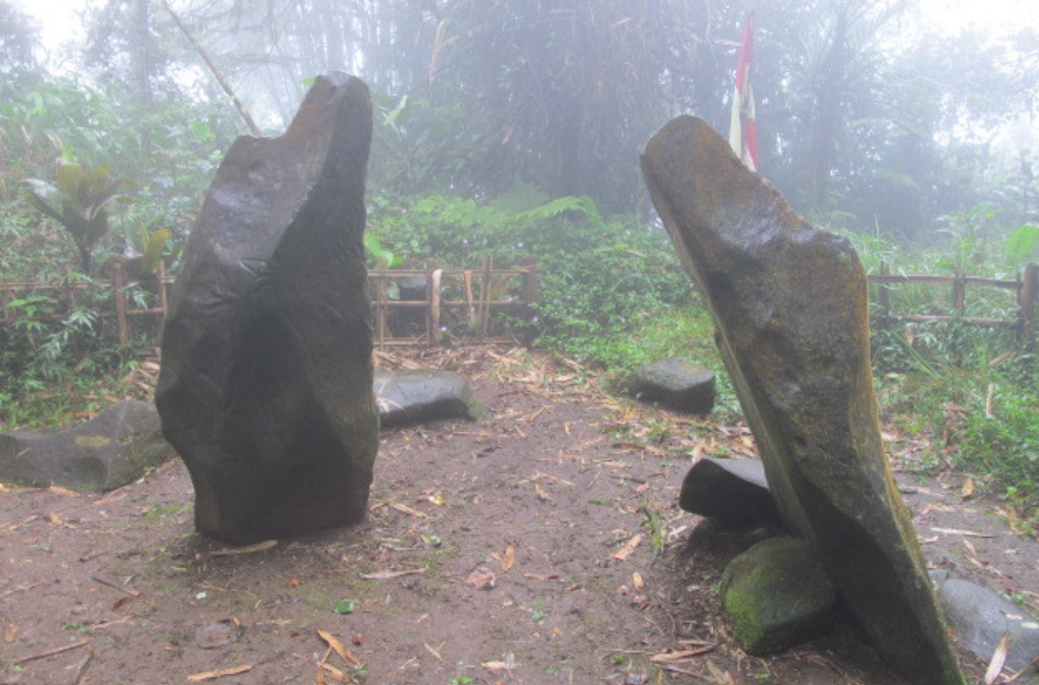 Misteri Situs Batu Naga di Puncak Gunung Tilu Kuningan: Sering Dijadikan Tempat Pesugihan