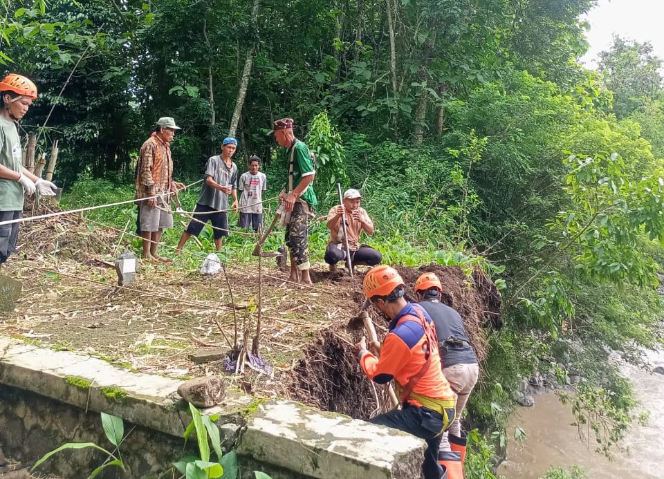 TPU di Tonjong Brebes Tergerus Longsor, 5 Makam Terpaksa Direlokasi  