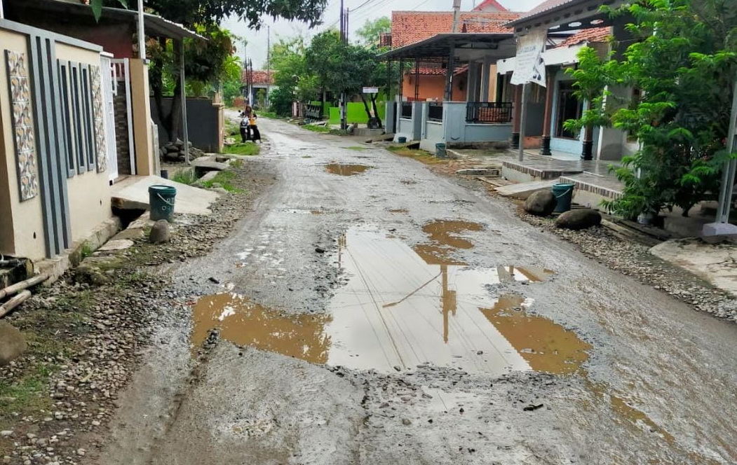 Jalan Kertayasa-Bongkok Tegal Rusak Parah, Diameter Lubangnya 2 Sampai 4 Meter, 6 Tahun Tak Diperbaiki Pemkab