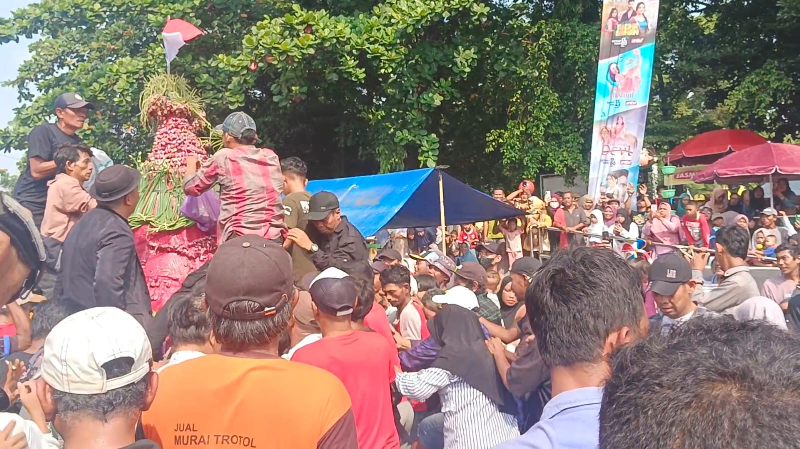 Kirab Hasil Pertanian di Festival Bawang Merah Brebes Ricuh, Banyak Warga Kecopetan