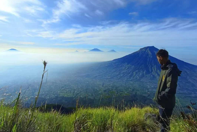 Ramah Pemula! Ini 5 Rekomendasi Wisata Gunung di Jateng dengan Jalur Easy