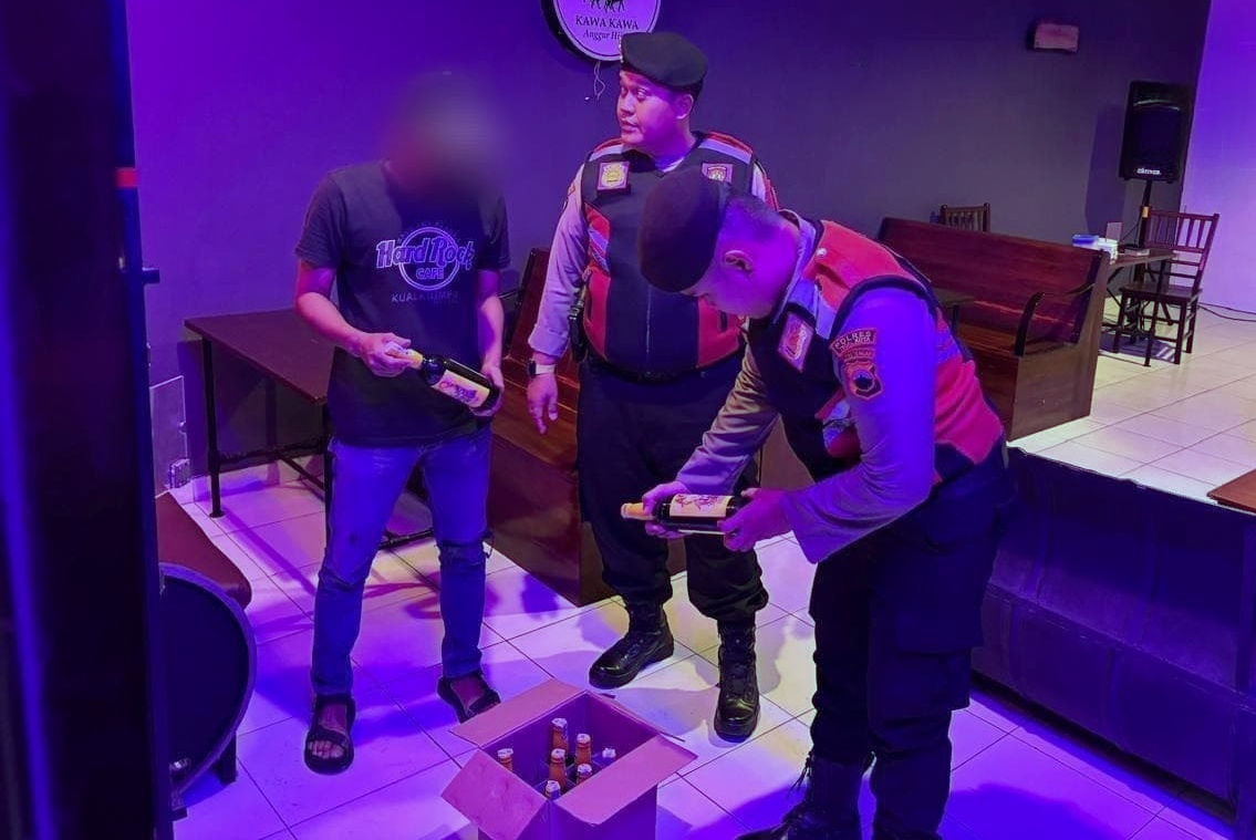 24 Botol Miras Disita Polisi di Tegal saat Gelar Patroli