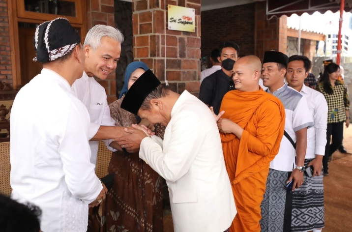 Pendeta hingga Biksu Ramaikan Open House Ganjar di Tawangmangu