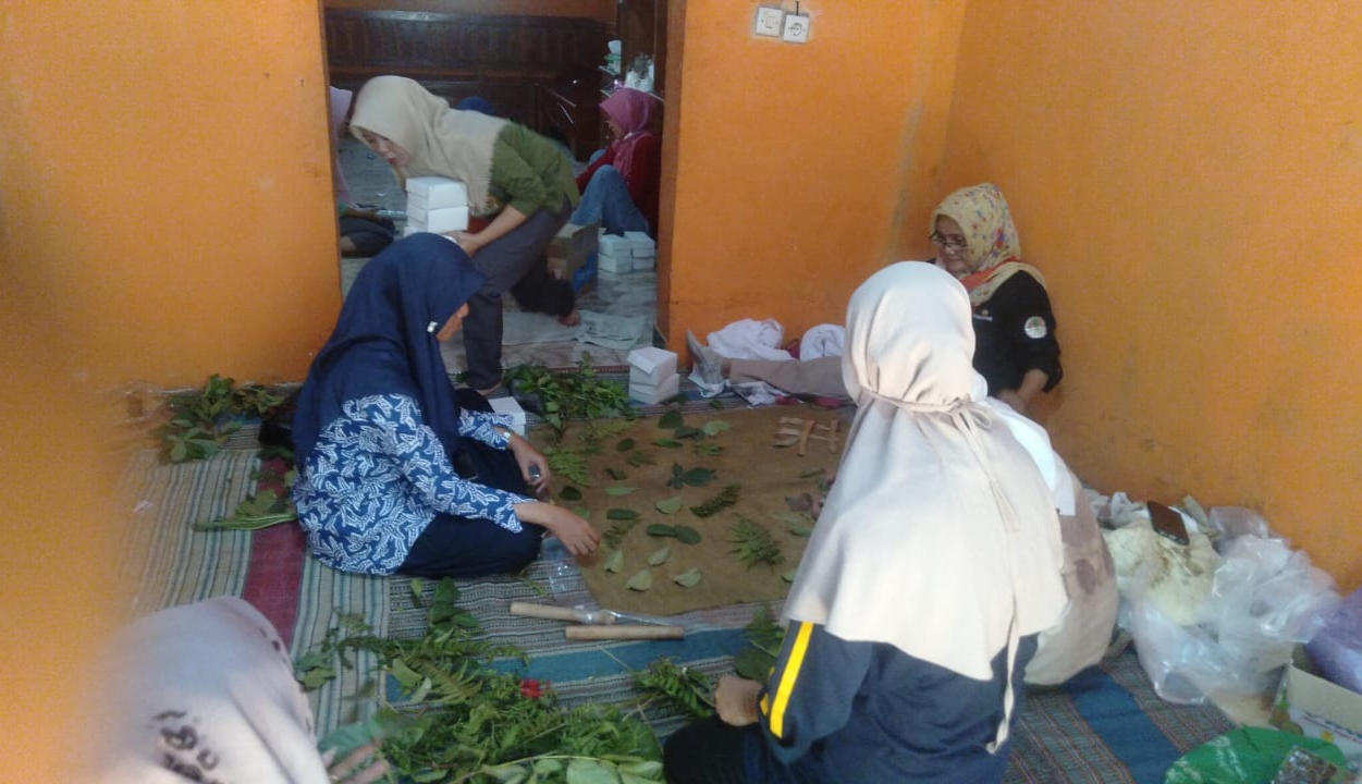Perkuat Ekonomi Keluarga dan Desanya, Emak-emak di Pemalang Dilatih Batik Ecoprint 