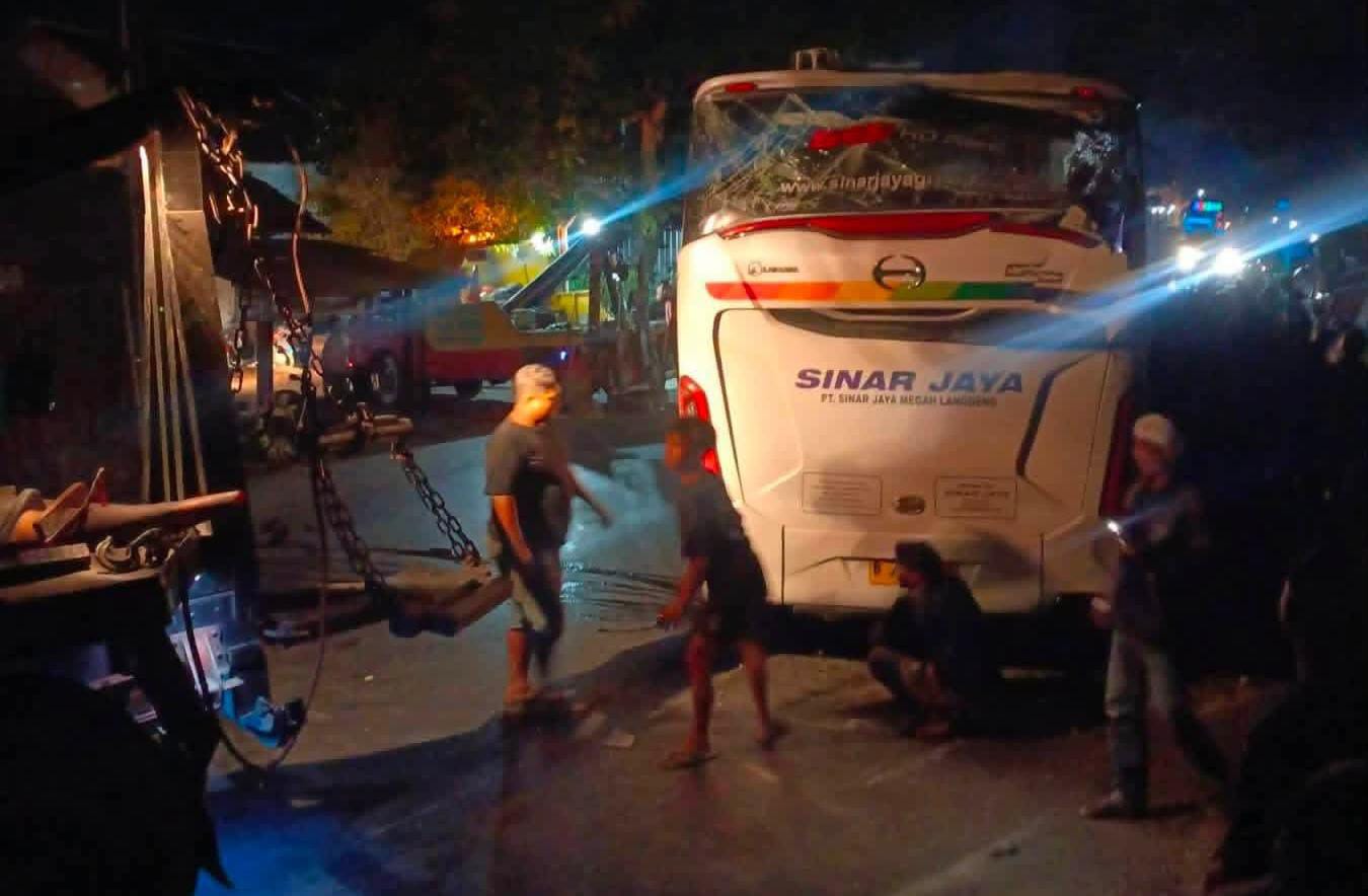 Kecelakaan Lalin Malam Hari: Bus Sinar Jaya Terguling di Brebes Lintas Ketanggungan