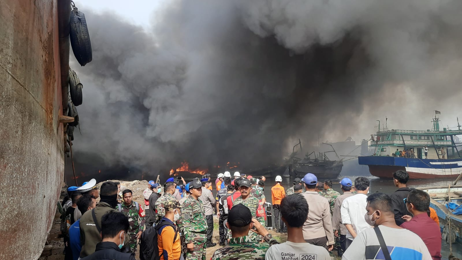 Jumlah yang Terbakar Bertambah Jadi 12, Kebakaran Kapal di Pelabuhan Tegal Masih Ditangani Petugas Gabungan