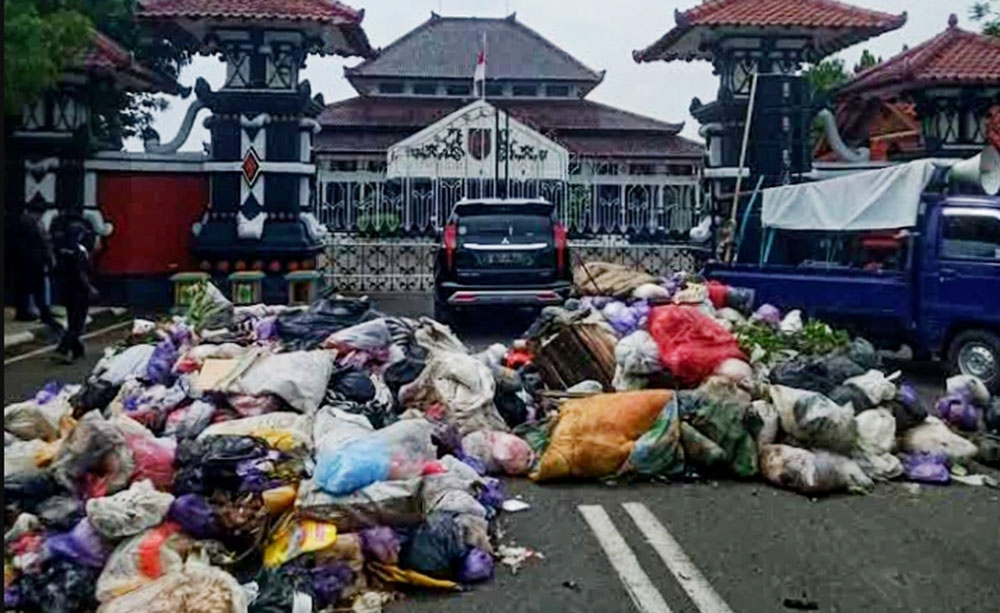 Warga Buang 2 Truk Sampah di Pendapa Kabupaten Pemalang, Bupati Bilang Begini