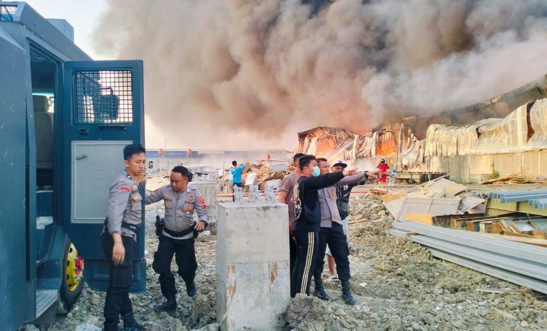 Hari Ketiga Kebakaran Gudang di Slatri Larangan Brebes, Api Masih Menyala