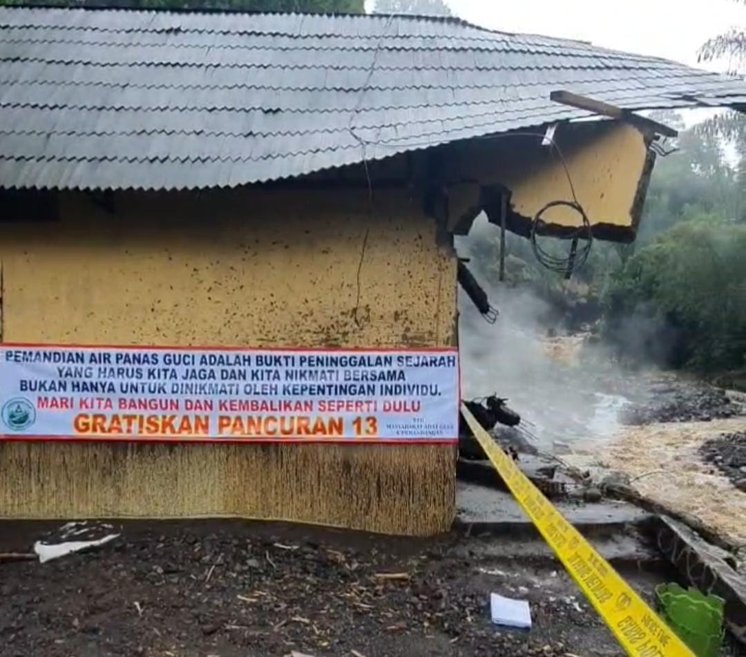 Bentangkan Spanduk di Pancuran 13 Guci Tegal, Warga Serukan Setop Eksploitasi Air Panas