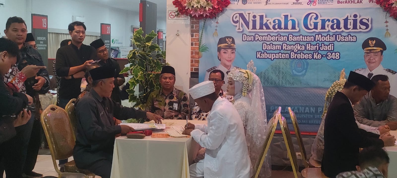Gratis! 24 Pasangan Pengantin Ikut Nikah Massal di MPP Brebes