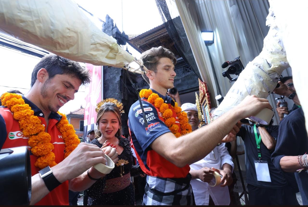Joan Mir & Luca Marini di Bali: Belajar Tari Kecak & Sapa Bikers