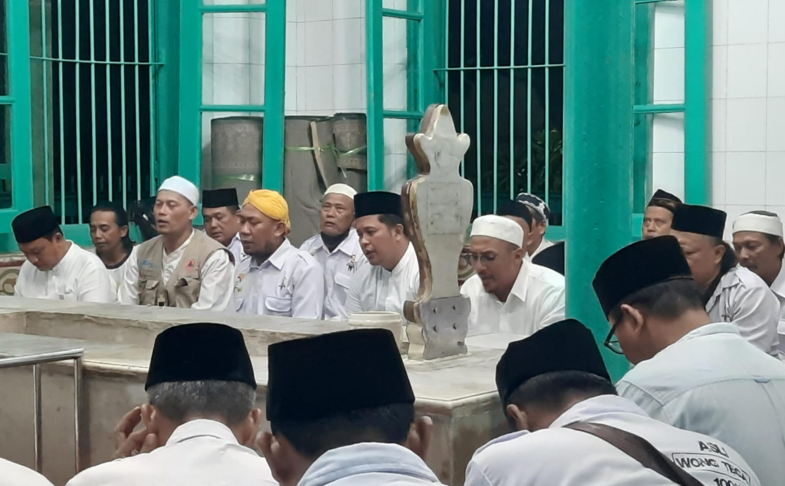 Ziarah ke Makam Al Haddad Tegal, Cawalkot Faruq Didoakan Habaib Menang di Pilkada 2024