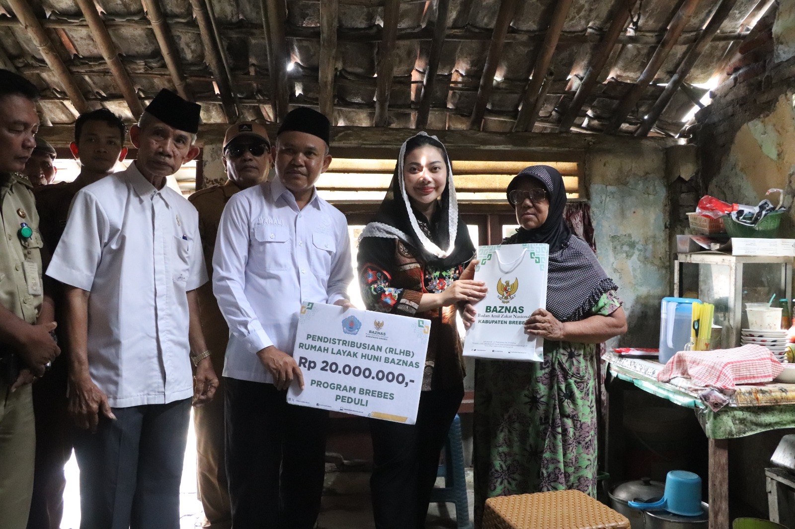 Bupati Serahkan Bantuan Rehab RTLH ke Warga di Brebes