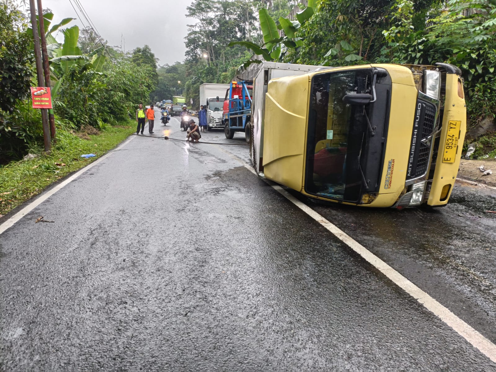 Kecelakaan di Jalan Raya Purbalingga - Pemalang, Truk Bermuatan Sosis Terguling di Badan Jalan 