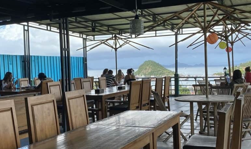 8 Tempat Makan Hits di Labuan Bajo dengan View Laut yang Bikin Betah