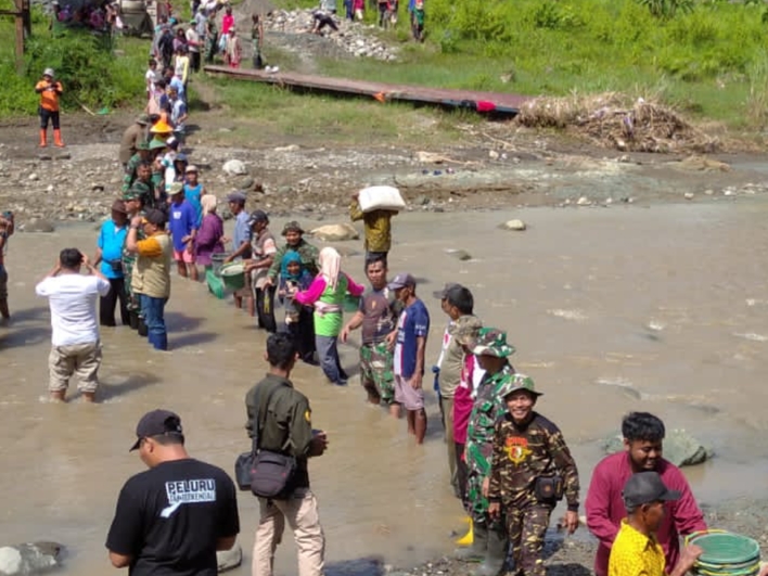 1000 Jiwa di Dukuh Wadasgumantung Brebes Terisolir Sejak 2017, Ratusan Warga Semangat Bangun Jembatan  