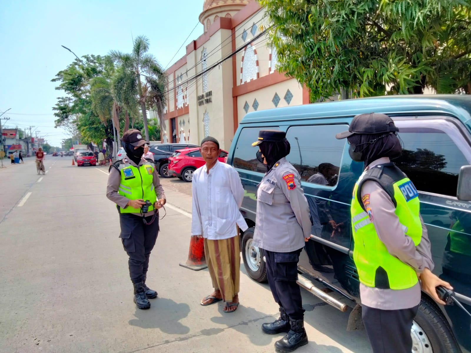 Saat Muslim Sholat Jumat, Polisi Wanita di Tegal Lakukan Patroli