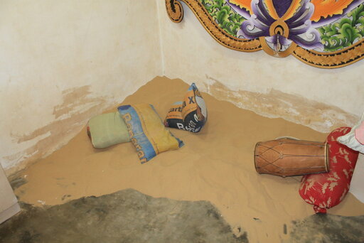 Unik dan Menarik, Tradisi Tidur di Atas Pasir di Kampung Pasir, Madura 