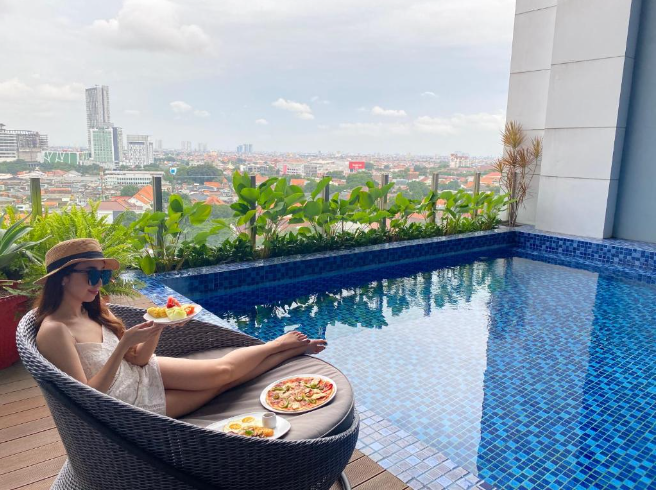 Pilihan Penginapan dengan Kolam Renang Pribadi di Surabaya yang Tarifnya Murah per Malam