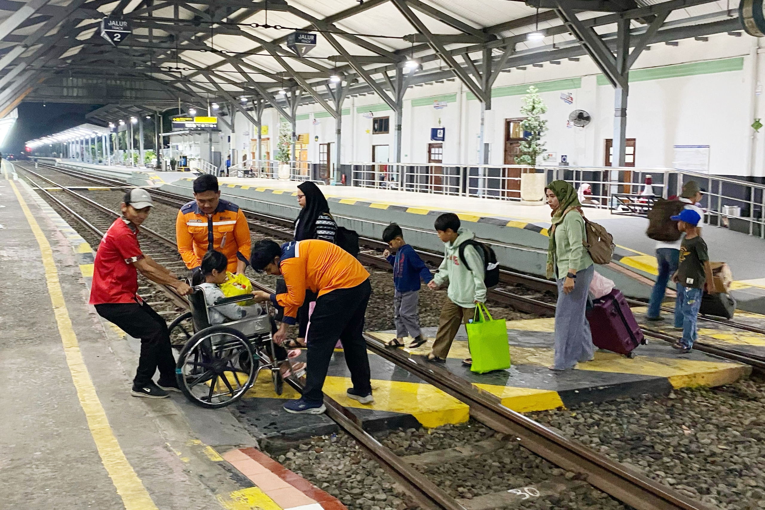 Selama Arus Mudik dan Balik Lebaran 2025, Pengamanan di Stasiun Kereta Api Didukung Personel Gabungan dan K-9