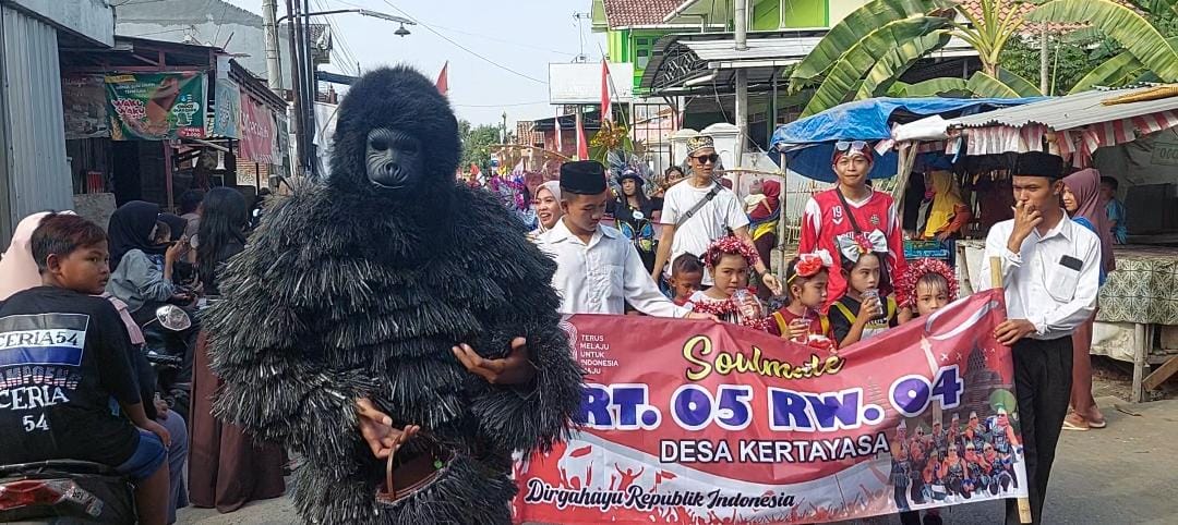 Kingkong Jadi-jadian Hebohkan Karnaval HUT RI Desa Kertayasa Tegal