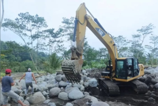 Pemkab Gercep, Terjunkan Alat Berat ke Lokasi Banjir di Brebes