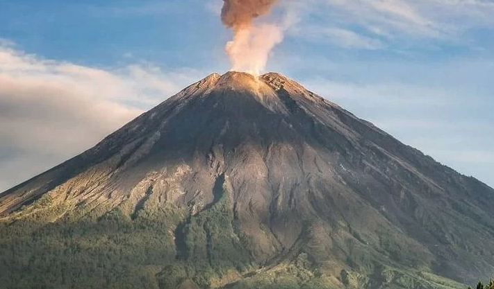 Akankah Pulau Jawa Benar-benar Terbelah Menjadi Dua? Begini Ramalan Jayabaya soal Mitos Gunung Slamet