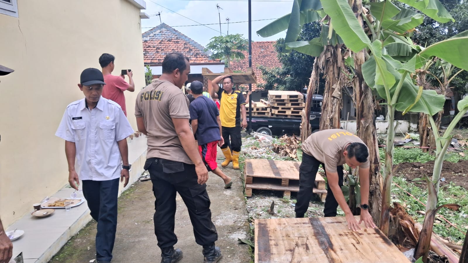 Tanah Bergerak di Desa Kajen Lebaksiu Tegal, Personel Gabungan Bangun Tenda Pengungsian
