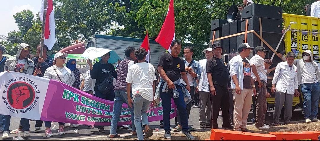 Kasus Mafia Tanah, Ratusan Massa Demo di Pengadilan Negeri Batang  