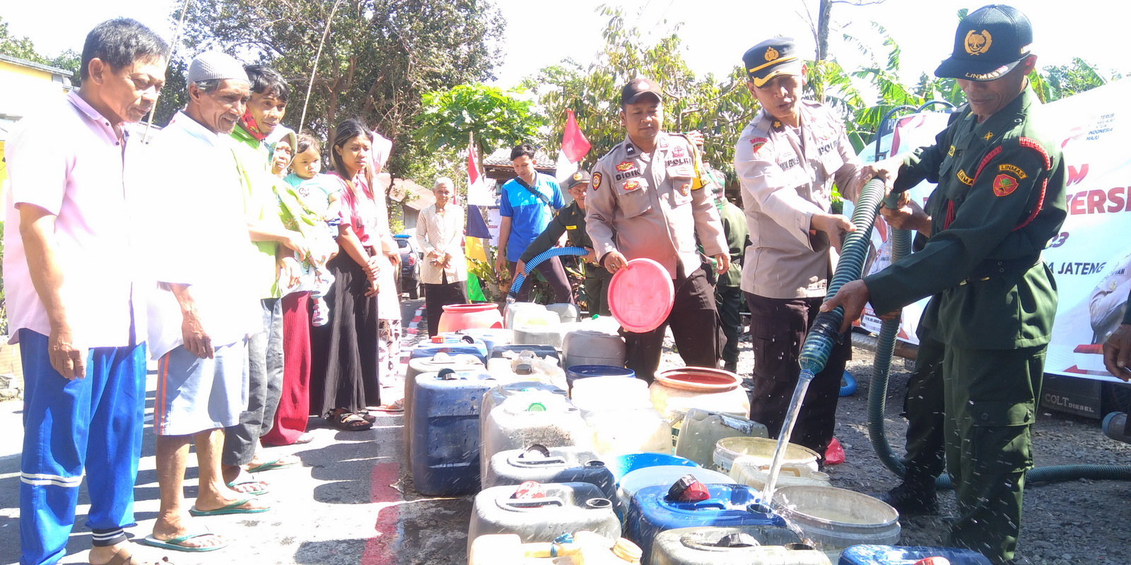 Warga Desa Beluk Pemalang Curhat Kekeringan, Kapolres Gelontorkan Bantuan Air Bersih 9.000 Liter