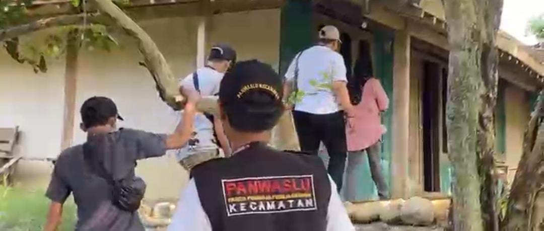 Demi Uji Petik, Komisioner Bawaslu Kabupaten Tegal Rela Jalan Kaki di Lereng Gunung Slamet  