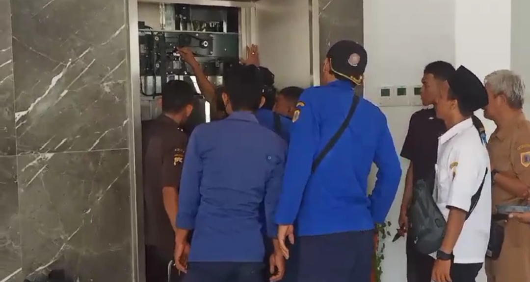 Tiga Karyawan di Brebes Terjebak Lift KPT Selama Hampir Satu Jam, Begini Kondisinya