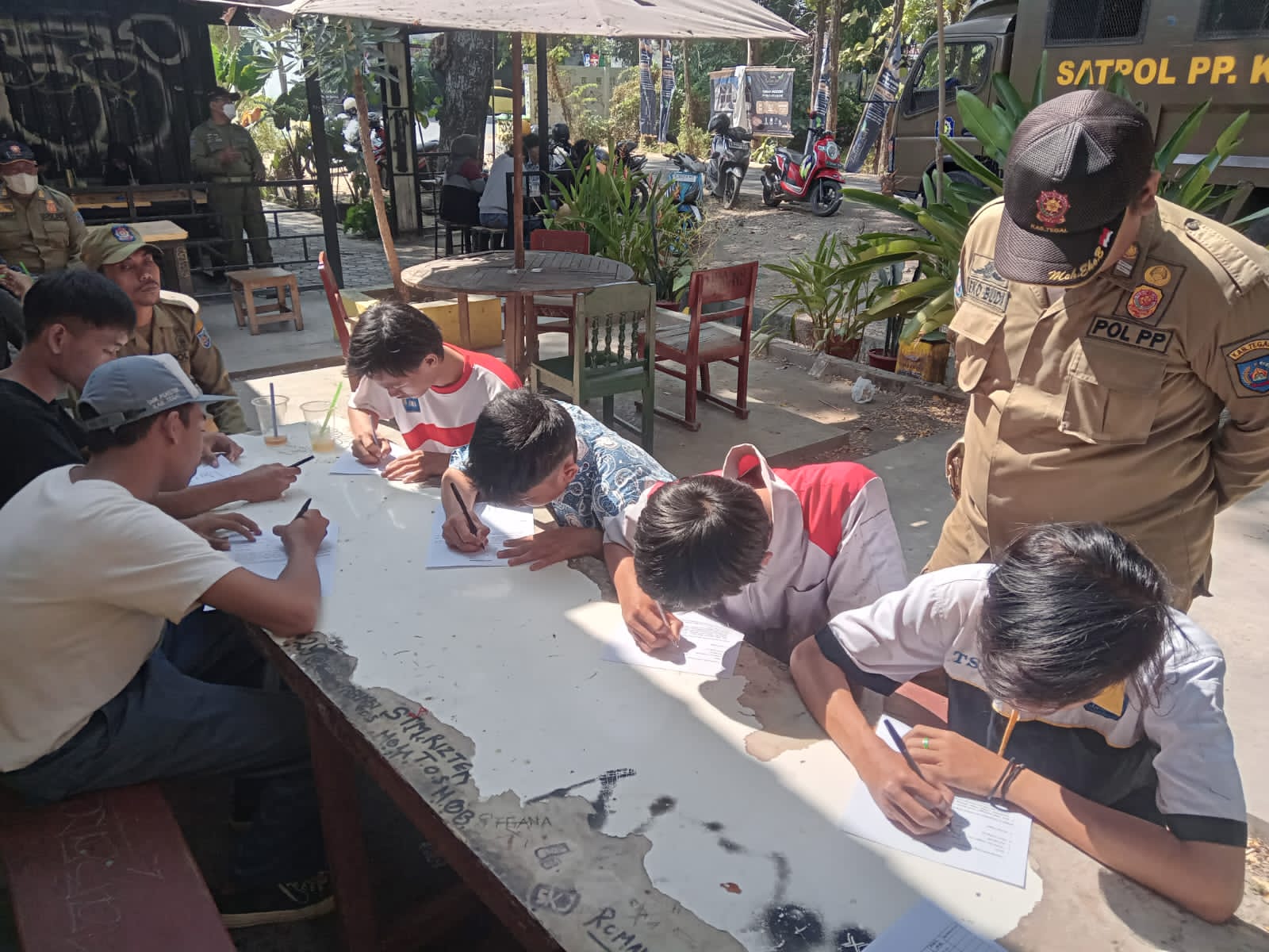 Bandel! 6 Pelajar Kabupaten Tegal Dirazia Satpol PP saat Asyik Nongkrong di Jam Sekolah 