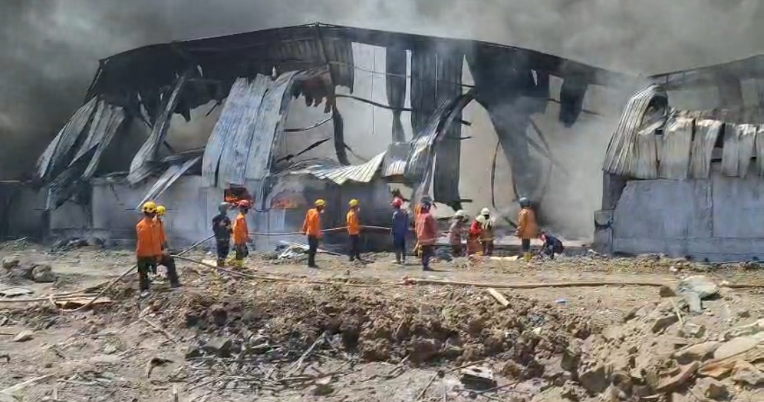 Sudah 24 Jam, Kebakaran Gudang di Slatri Larangan Brebes Masih Belum Padam