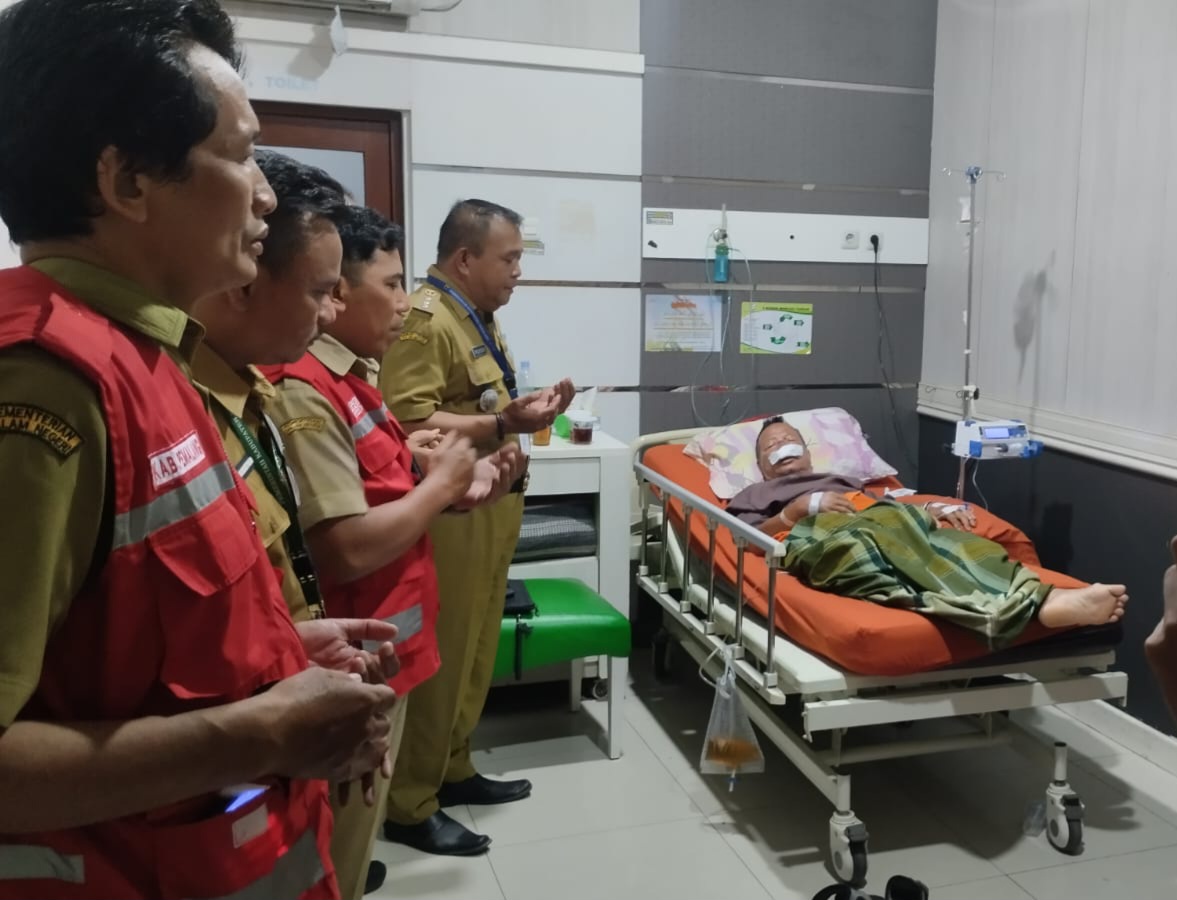 Pemerintah Kecamatan Petarukan Jenguk Korban Tersambar Petir