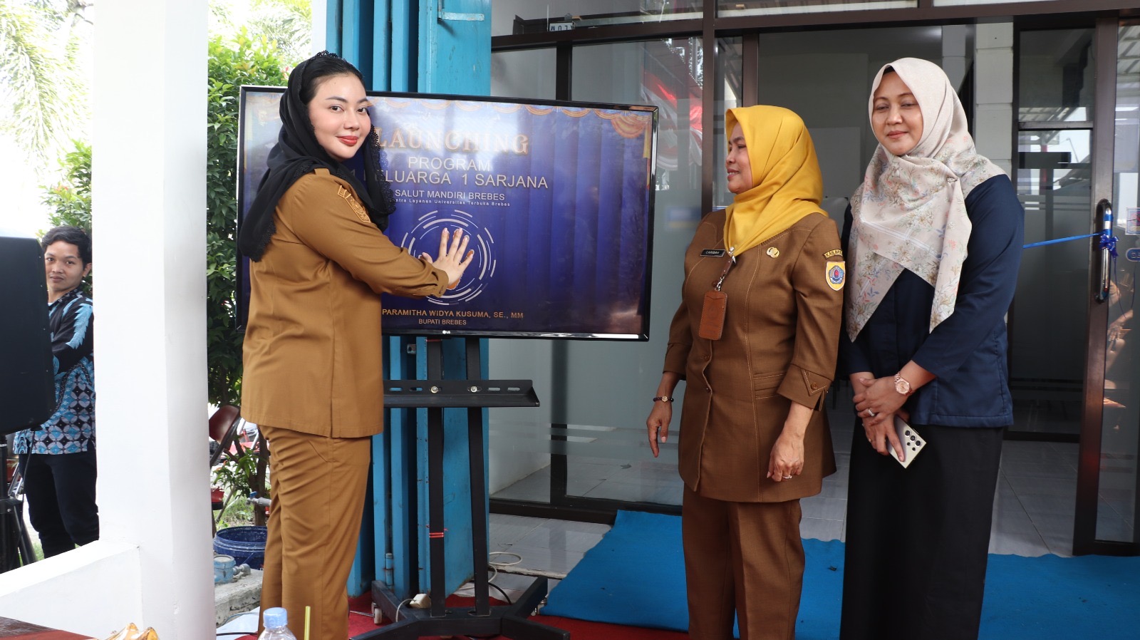 Satu Keluarga Satu Sarjana, Bupati Brebes Resmikan Salut Mandiri