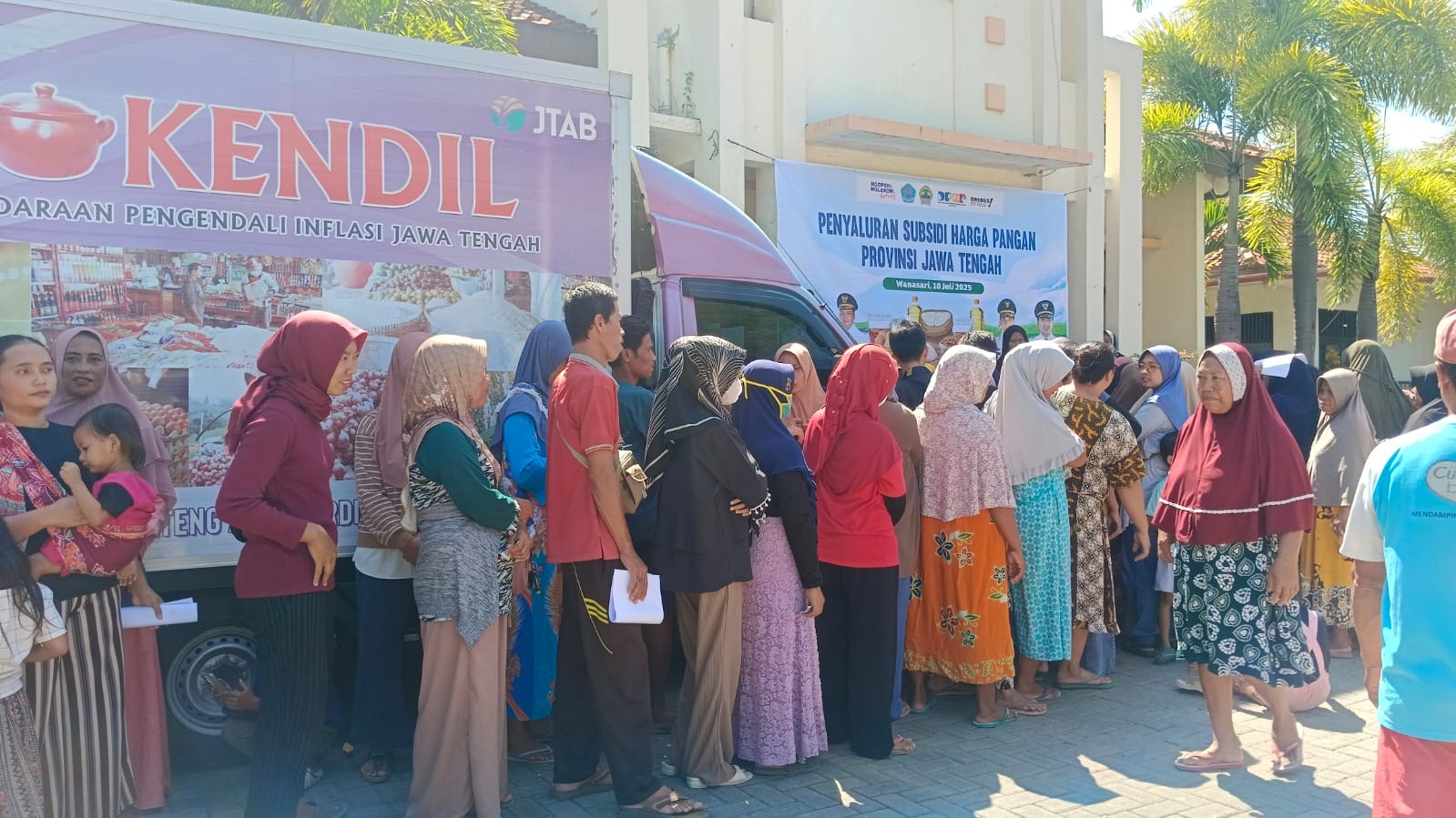 Dijual Rp69 Ribu, Paket Pangan Murah Pemerintah Diserbu Warga di Brebes 