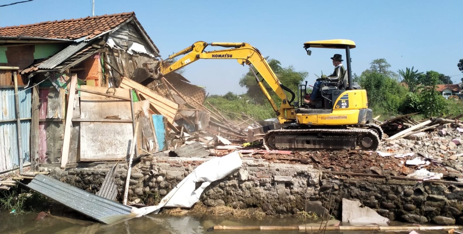 37 Bangunan Liar di Kabupaten Tegal Dibongkar Paksa, Diduga Ada yang Buat Bisnis Esek-esek dan Perjudian  