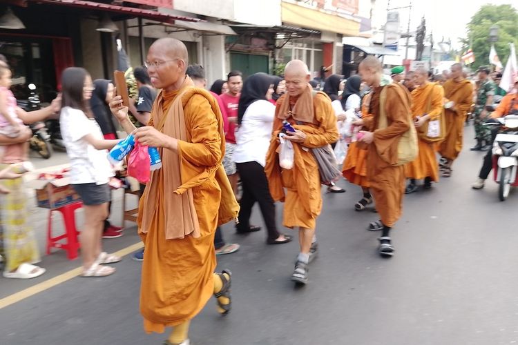 Indahnya Toleransi, 32 Biksu Thudong Thailand Dikawal Umat Islam dan Dipijat Anggota Banser