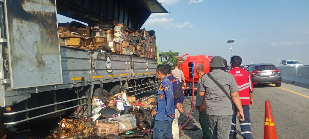 Truk Ekspedisi Terbakar di Tol Brebes, Ratusan Paket yang Diangkut Rusak