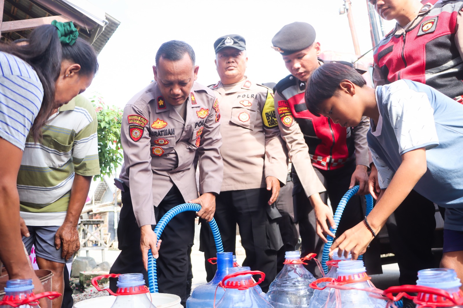 Polisi Salurkan Bantuan Air Bersih Bagi Warga di Tegal