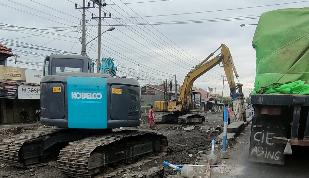 Tiga Ruas Jalan di Pantura Brebes Diperbaiki, Petugas Terapkan Contraflow 