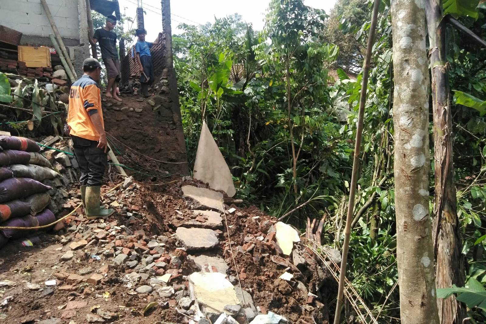 Talut Tebing Setinggi 1,5 Meter Longsor Timpa Rumah Warga Winduaji