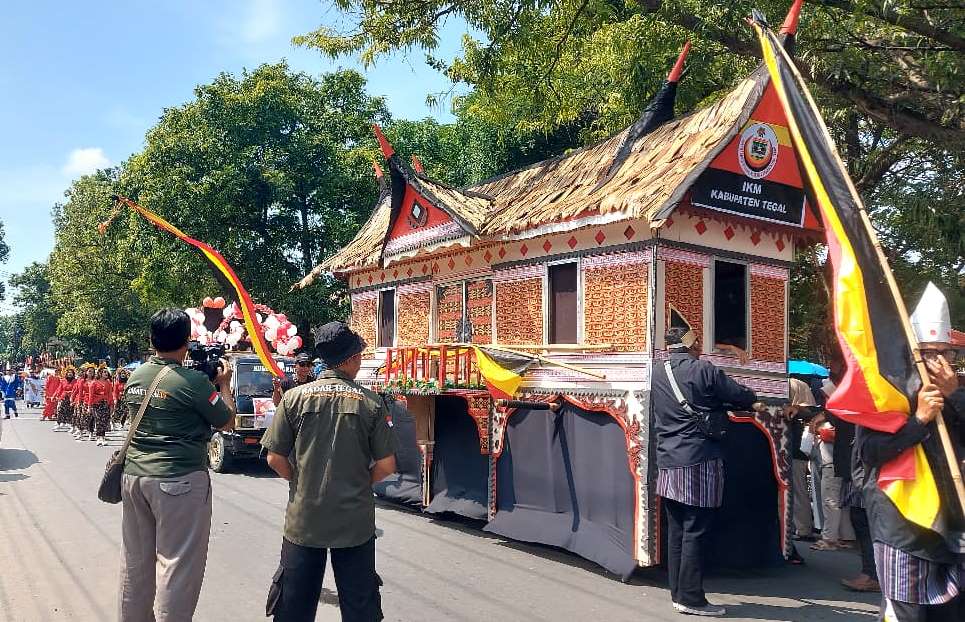 Semarak! Karnaval HUT ke-80 RI Kabupaten Tegal Tampilkan Adat Budaya Nusantara