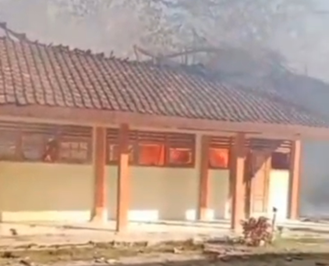 BREAKINGNEWS! SMA 1 Bantarkawung Brebes Terbakar, Api Lahap Sejumlah Ruangan