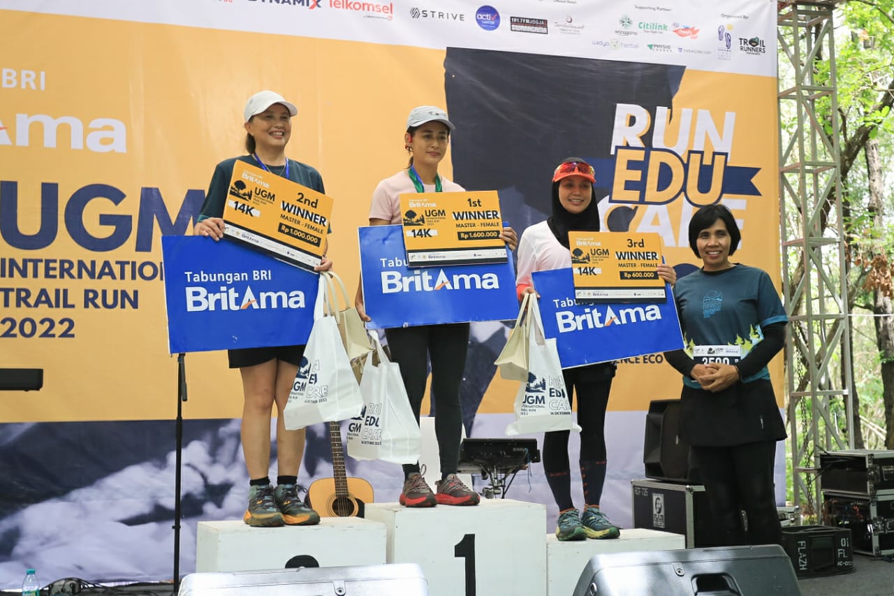 Siti Atikoh Ganjar Juara 3 Kategori Master Female 14K Trail Run di Wanagama