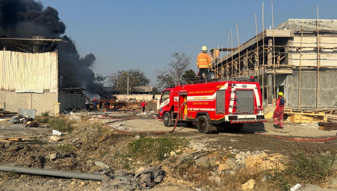 BREAKINGNEWS -- Kebakaran Hebat Terjadi di Slatri Larangan Brebes 
