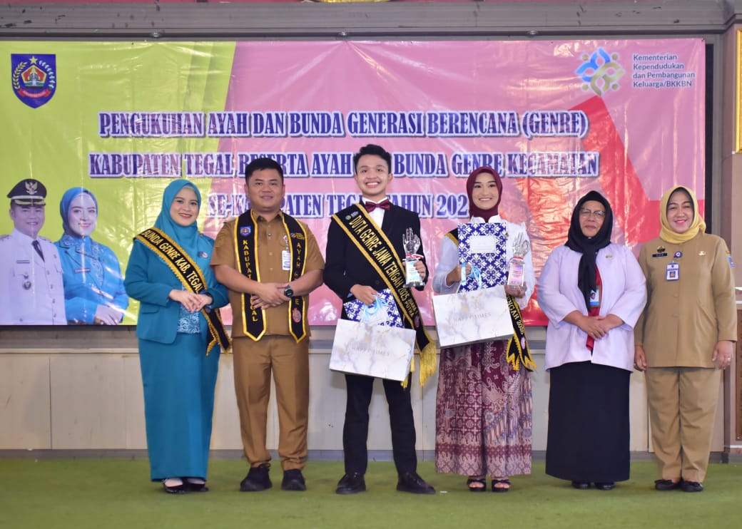 Bupati Tegal dan Ketua TP PKK Dikukuhkan Jadi Ayah dan Bunda GenRe