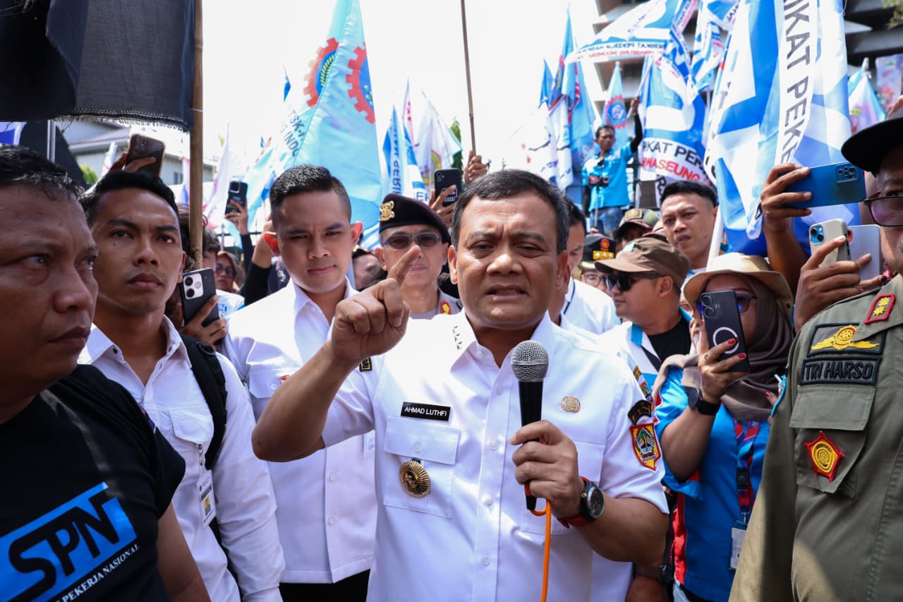 Update Upah Minimum! Ahmad Luthfi Tetapkan UMP Jateng 2026 Rp2,3 Juta