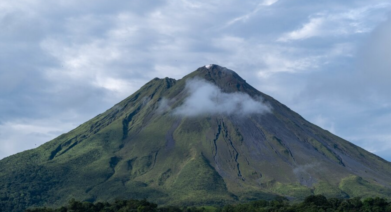 Tertipu Keindahannya! Ini Dia 5 Mitos Terseram di Gunung Slamet yang Bikin Bulu Kuduk Merinding